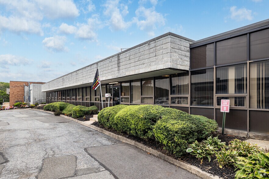 More Photos Of 150-180 Dupont St, Plainview Warehouse For Lease