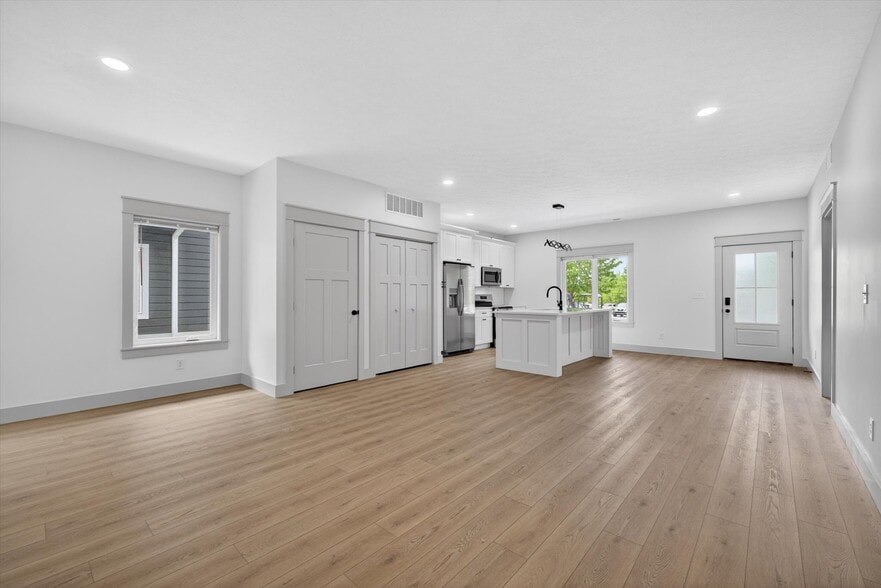 More Photos Of 326 N Jefferson St, Bloomington Apartments For Sale