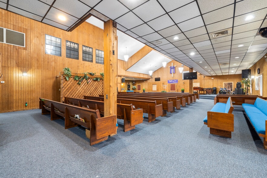 More Photos Of 10511 Main St, Thonotosassa Religious Facility For Sale