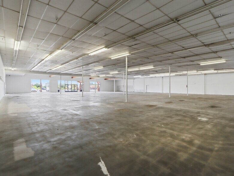 More Photos Of 5340-5346 W Glendale Ave, Glendale Freestanding For Lease