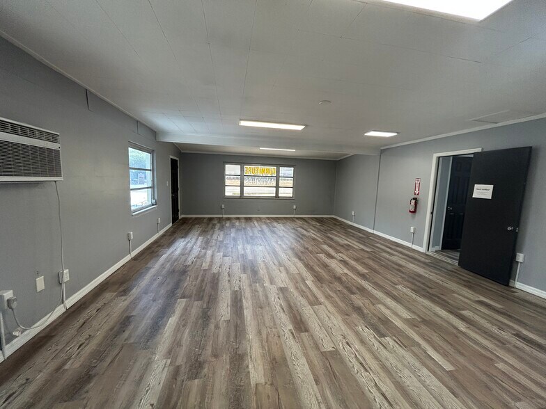 More Photos Of 6703 Massachusetts Ave, New Port Richey Showroom For Sale