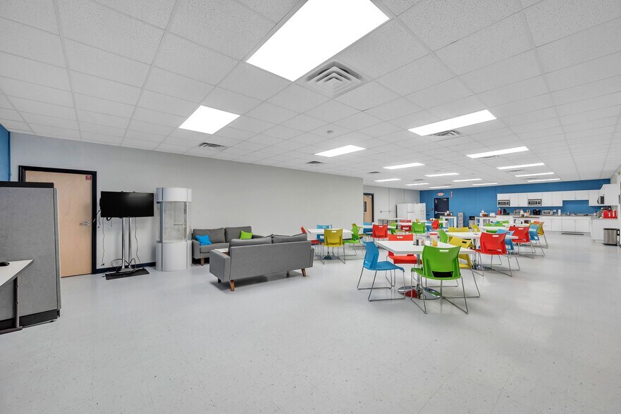 More Photos Of 110-114 Douglas Rd E, Oldsmar Manufacturing For Lease