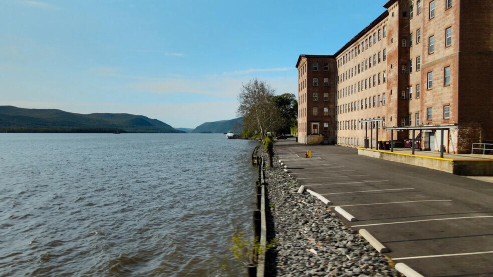 More Photos Of 302 N Water St, Newburgh Specialty For Lease