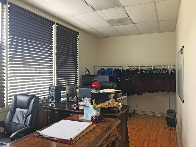 More Photos Of 13561-13563 Ventura Blvd, Sherman Oaks Storefront Retail Office For Lease