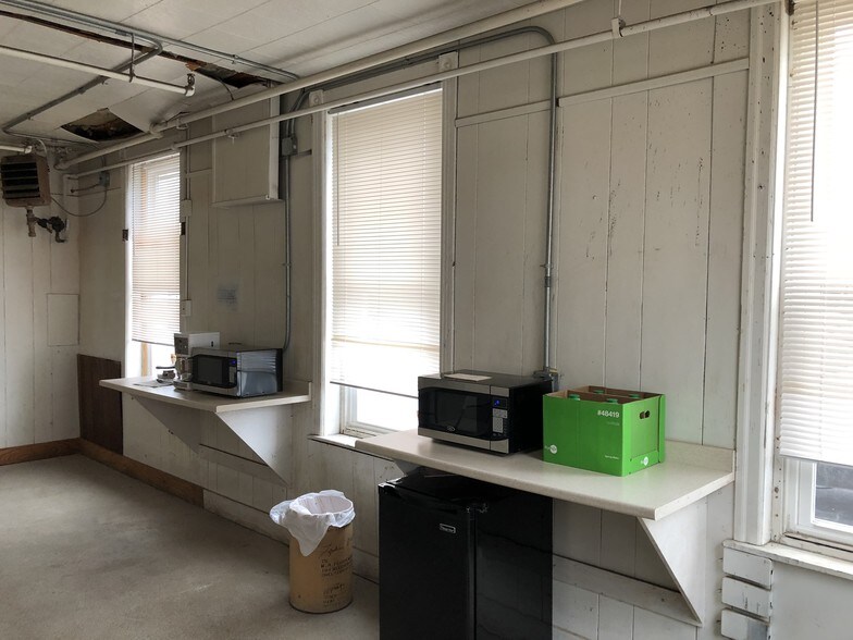 More Photos Of 100 Beecher Ave, Cheltenham Warehouse For Lease