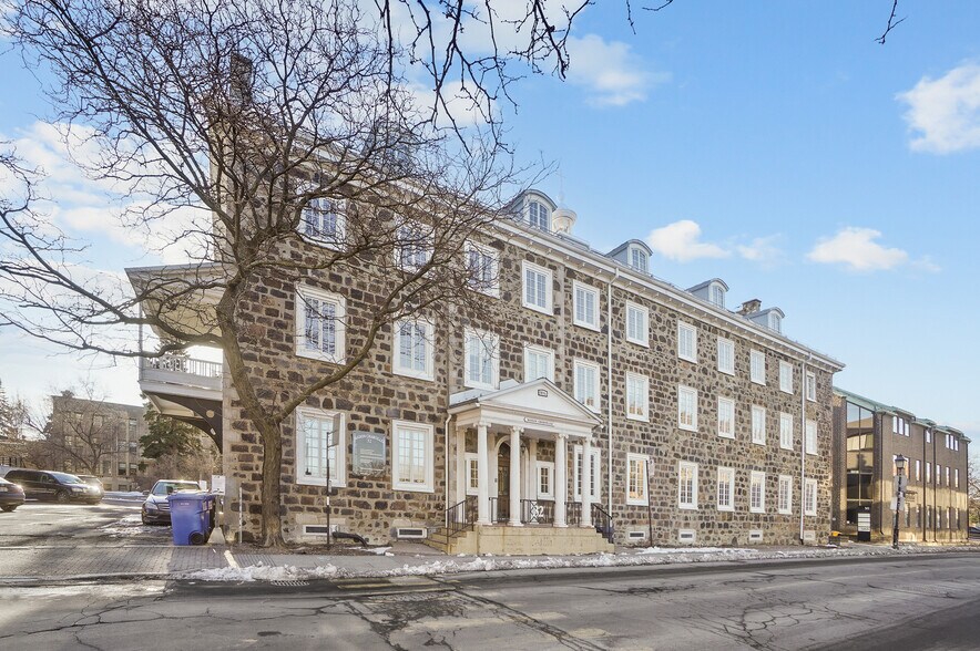 More Photos Of 32 Rue Saint-Charles, Longueuil Office For Lease