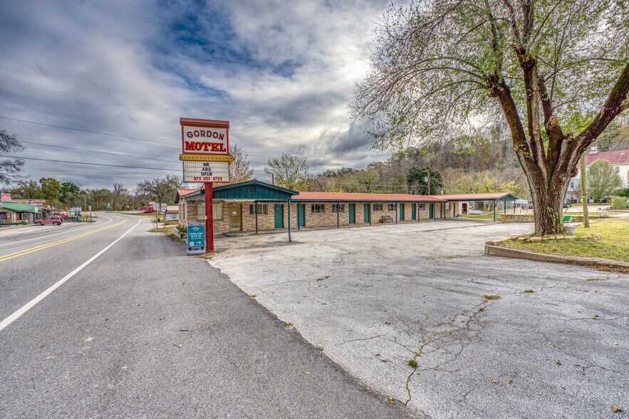 More Photos Of 208 Court St, Jasper Hotel For Sale