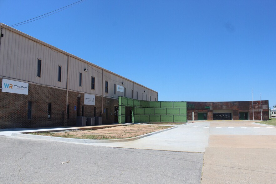 More Photos Of 2 SE Lee Blvd, Lawton Office For Lease