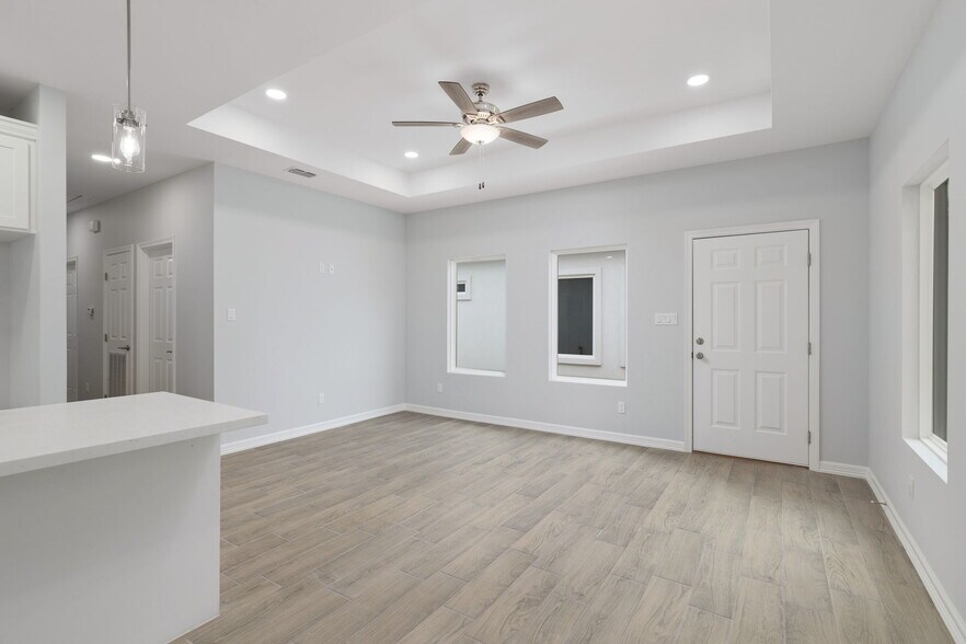 More Photos Of 412 E Acacia St, Alamo Apartments For Sale