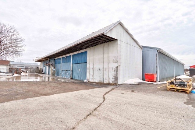 More Photos Of 521 Rue Des Érables, Trois-Rivières Manufacturing For Sale