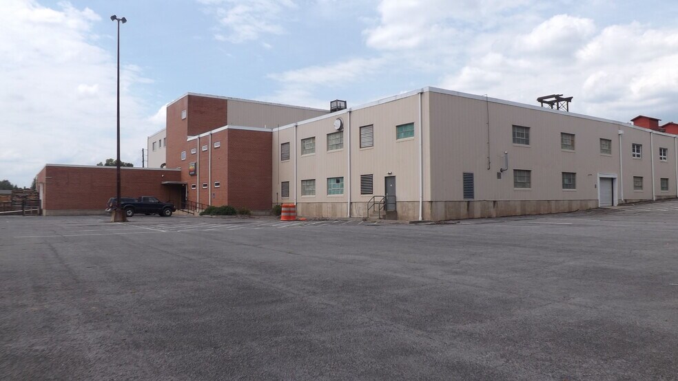 More Photos Of 700 Hepburn St, Milton Showroom For Lease