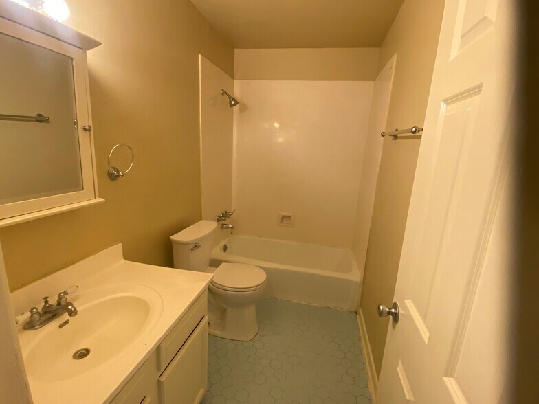 More Photos Of 3005 Lake Villa Dr, Metairie Apartments For Sale