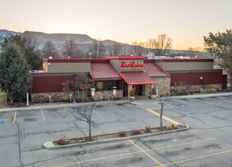 More Photos Of 211 W Parkcenter Blvd, Boise Restaurant For Sale