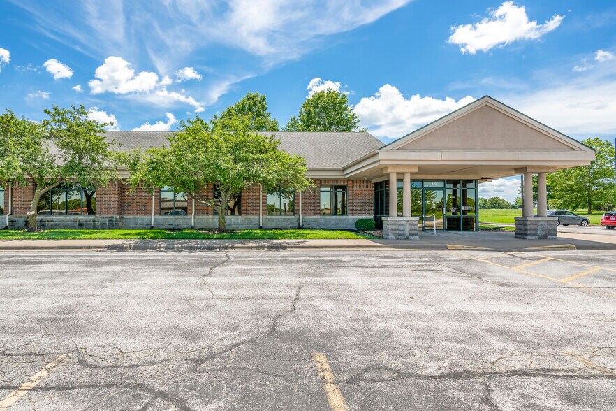 More Photos Of 820 S Illinois Ave, Republic Medical For Sale