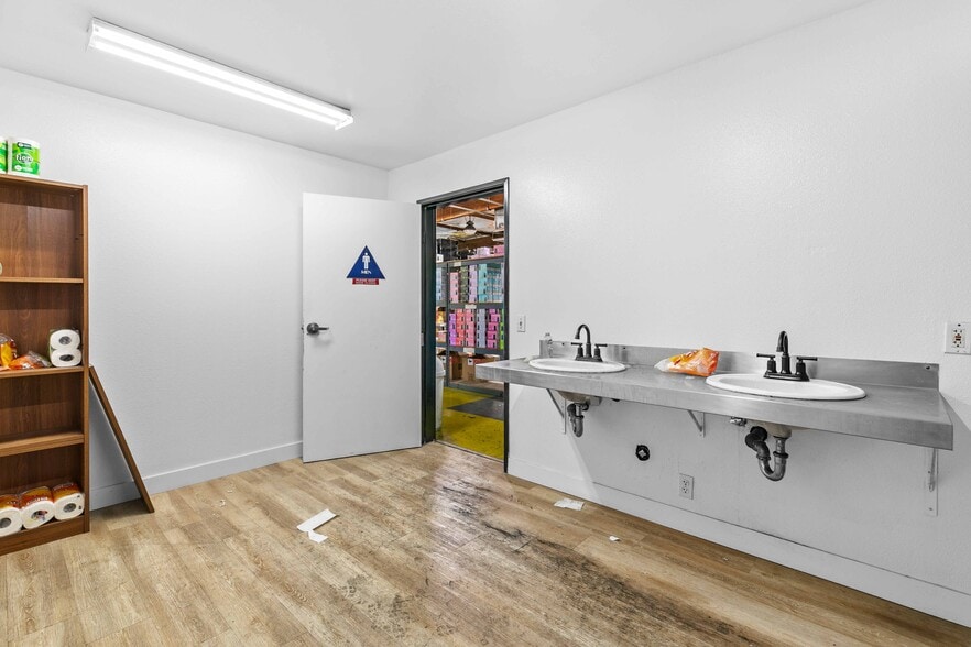 More Photos Of 9362 Eton Ave, Chatsworth Warehouse For Lease