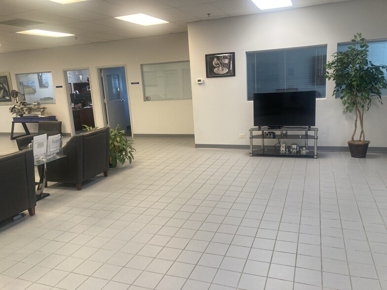 More Photos Of 620-630 Estes Ave, Schaumburg Warehouse For Sale