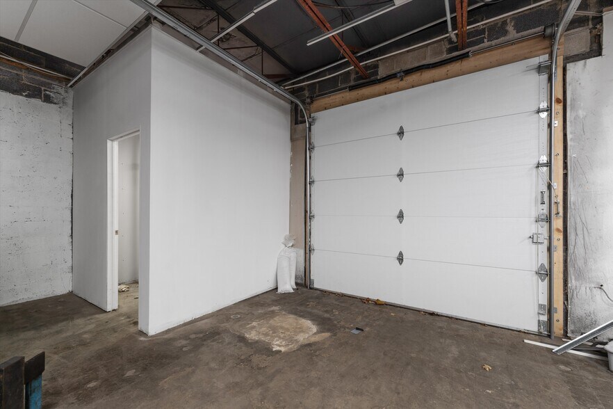 More Photos Of 18703 E 10 Mile Rd, Roseville Storefront For Lease