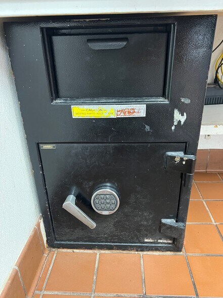 More Photos Of 10811 NE 23rd St, Spencer Restaurant For Lease