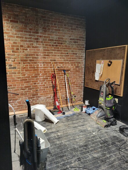 More Photos Of 909 6th St, Clarkston Storefront Retail Office For Lease