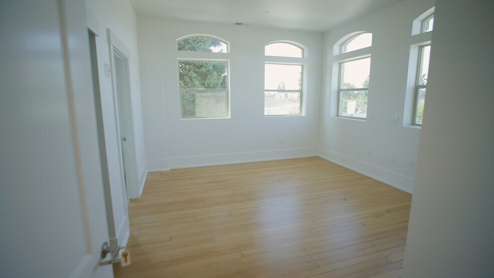 More Photos Of 550 N 1st St, Woodburn Office For Sale