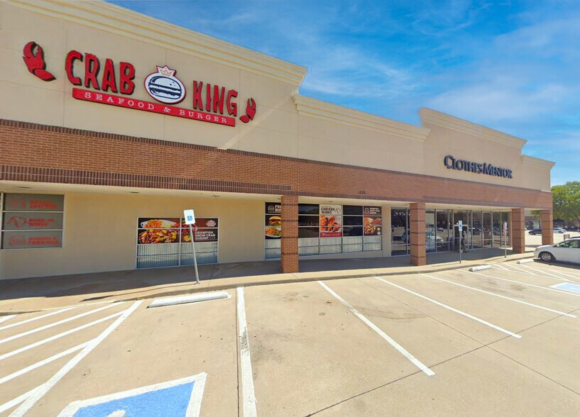 More Photos Of 1100-1118 W Arbrook Blvd, Arlington Unknown For Lease