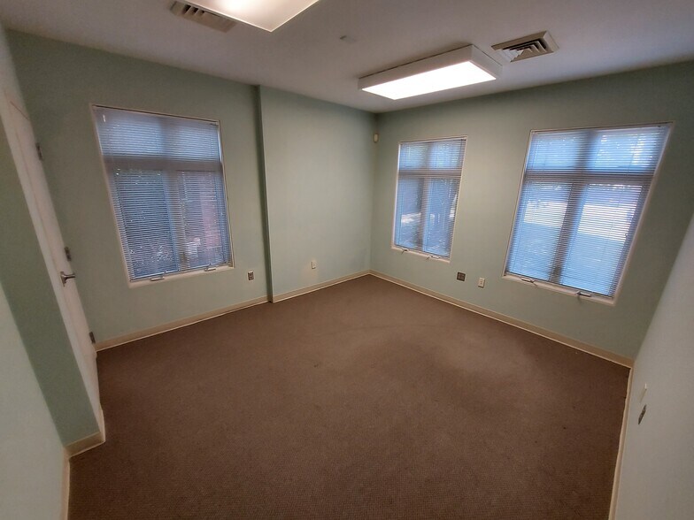 More Photos Of 5015 Southpark Dr, Durham Medical For Lease