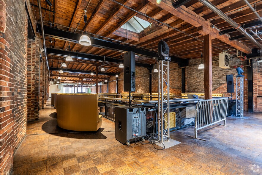 More Photos Of 316-318 Guilford Ave, Baltimore Bar For Sale