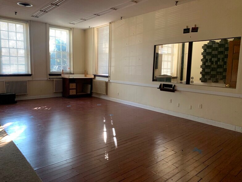 More Photos Of 2450 W Hubbard St, Chicago Distribution For Lease