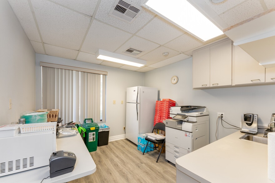 More Photos Of 31 Sarasota Center Blvd, Sarasota Office For Lease