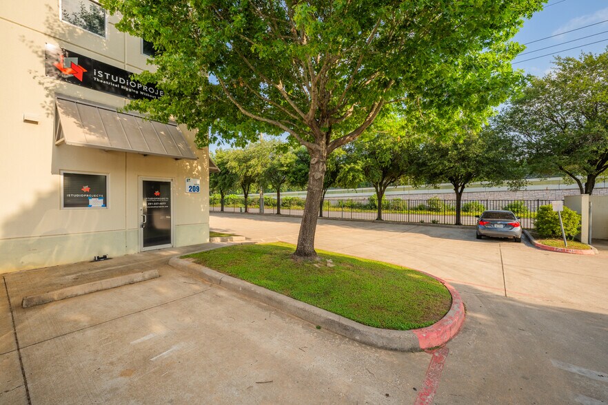 More Photos Of 5750 N Sam Houston Pky E, Houston Warehouse For Lease