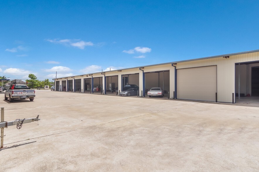 More Photos Of 12543 Perry Rd, Houston Warehouse For Sale