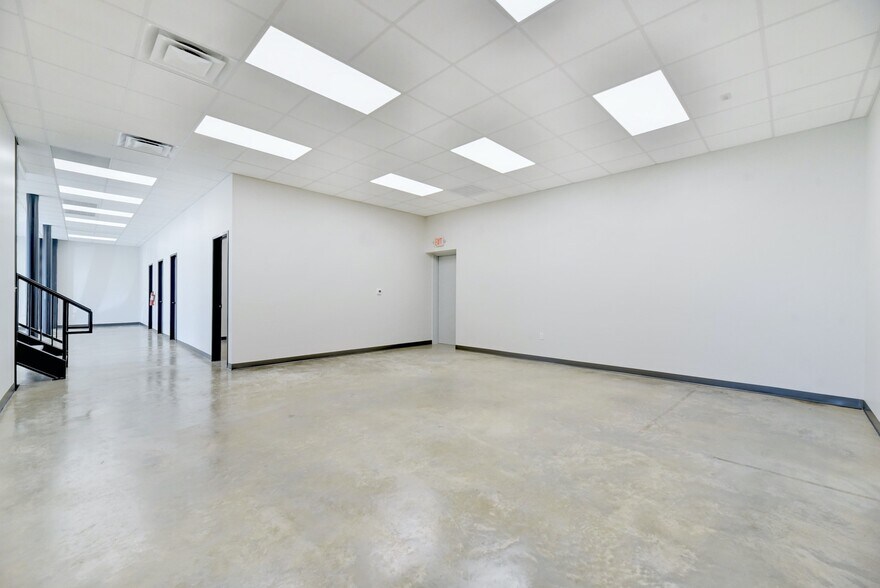 More Photos Of 11215 Conroy Ln, Austin Showroom For Lease