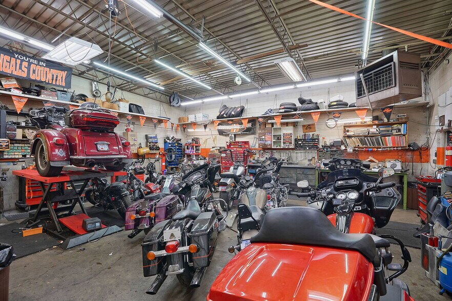 More Photos Of 140 S River St, Franklin Storefront For Sale