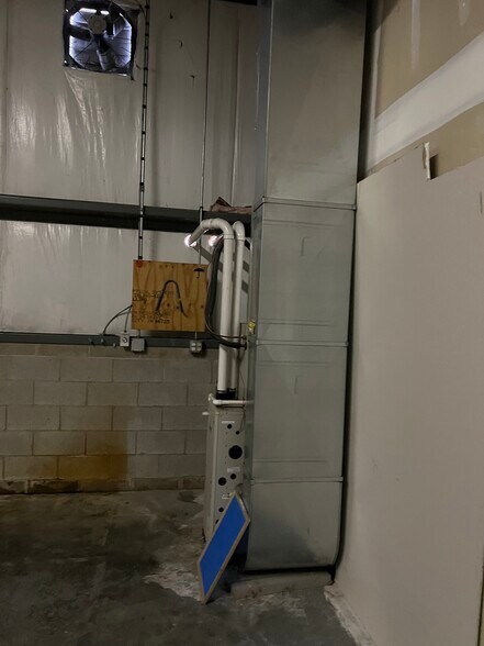 More Photos Of 265 E Bell Dr, Warsaw Distribution For Lease