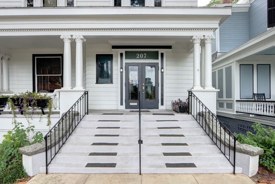 More Photos Of 207 E 31st St, Savannah Medical For Sale