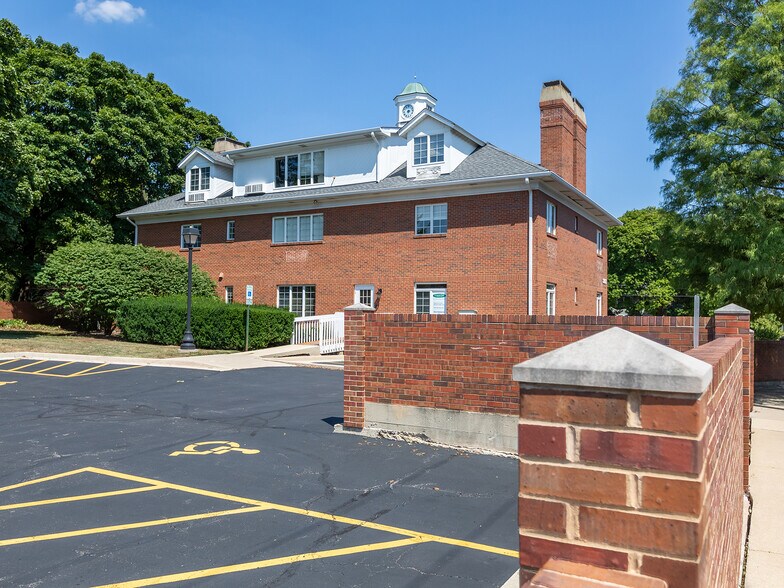 More Photos Of 301 W Roosevelt Rd, Wheaton Office For Lease