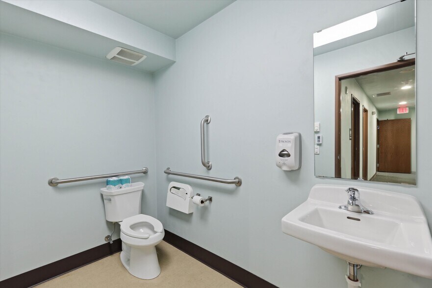 More Photos Of 312 N 5th Ave, Sturgeon Bay Office For Sale