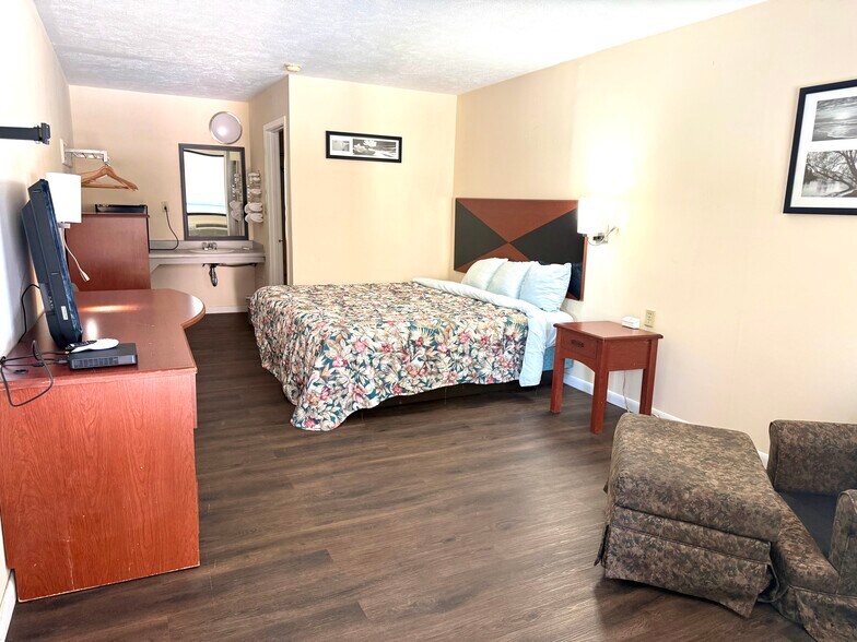 More Photos Of 547 Archusa Ave, Quitman Hotel For Sale