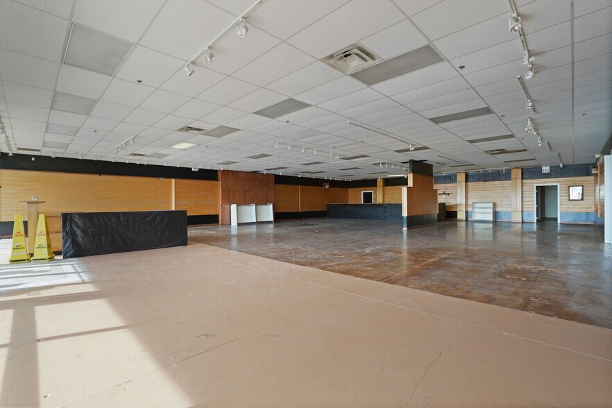 More Photos Of 1100 McArthur Rd, Jeffersonville Light Distribution For Lease