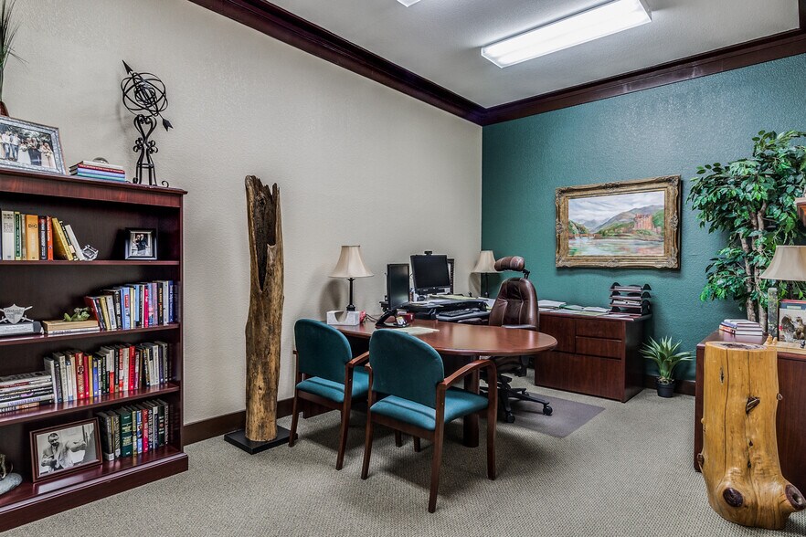 More Photos Of 230 E Ovilla Rd, Red Oak Office For Lease