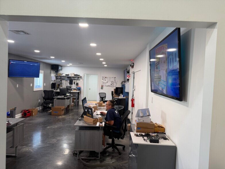 More Photos Of 2115-2145 SW 2nd Ave, Fort Lauderdale Showroom For Sale