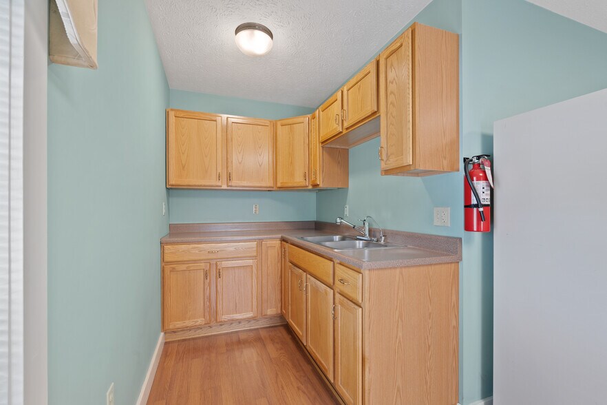 More Photos Of 1015 E Center St, Warsaw Office For Sale