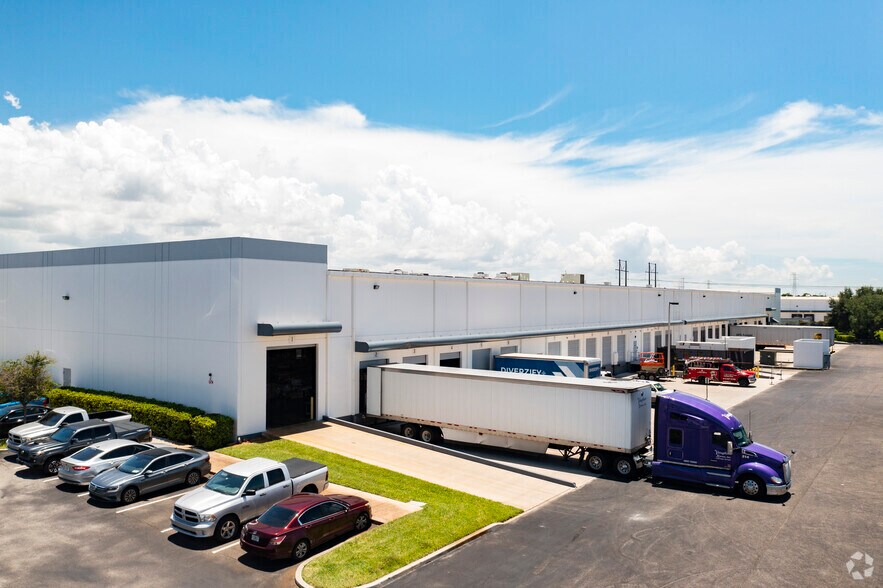 More Photos Of 6533-6555 Pelican Creek Cir, Riverview Warehouse For Lease
