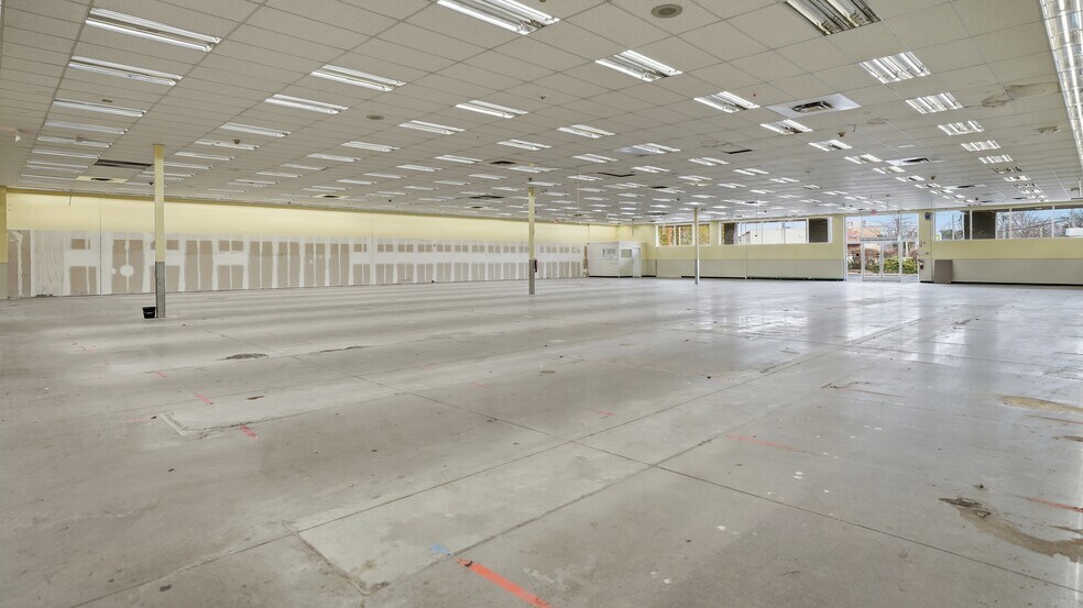 More Photos Of 1968 Veterans Memorial Hwy, Islandia Freestanding For Lease