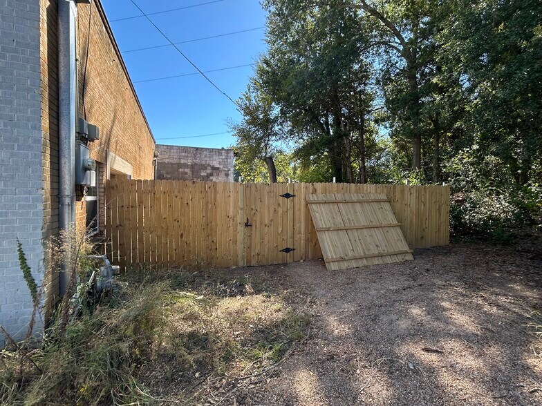 More Photos Of 121 S Glenwood Blvd, Tyler Storefront For Sale
