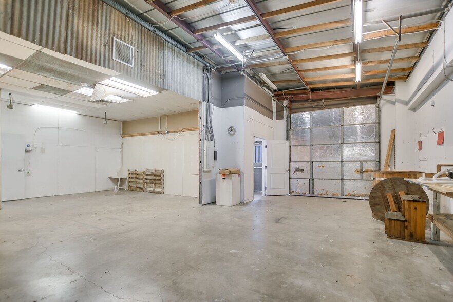 More Photos Of 1701 Evergreen Ave, Austin Light Distribution For Lease