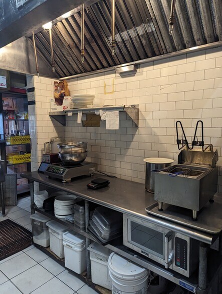 More Photos Of 43 Bogart St, Brooklyn Warehouse For Lease