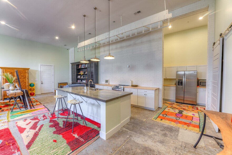 More Photos Of 405 Monroe Ave, Memphis Showroom For Sale