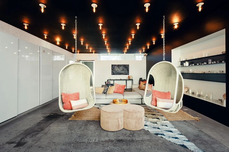 More Photos Of 3146 W Chicago Ave, Chicago Showroom For Sale