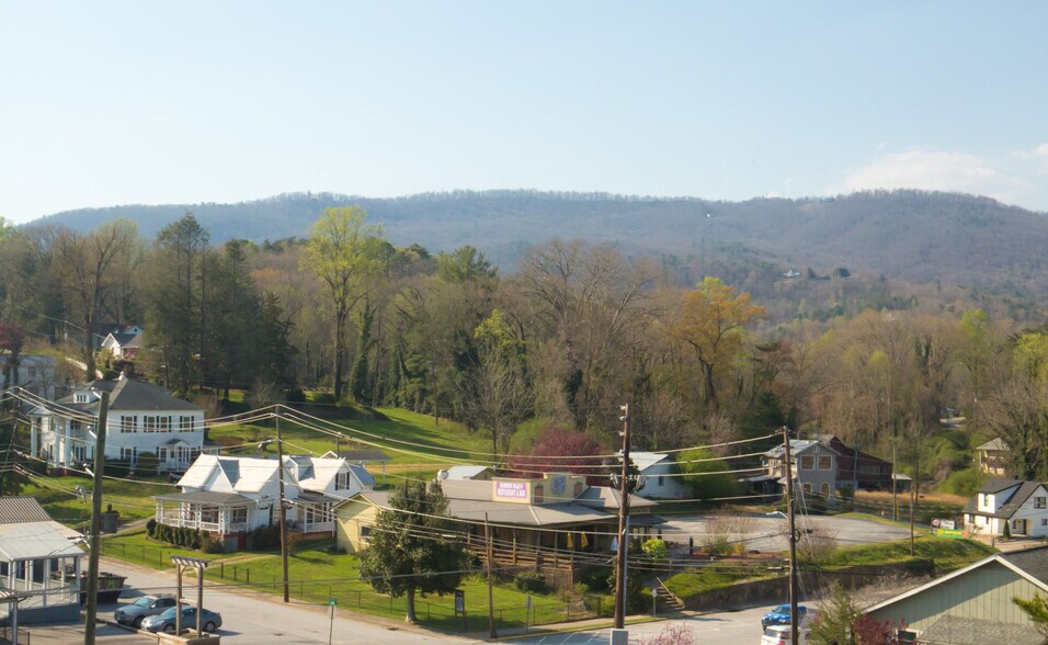 More Photos Of 118 Oak Crescent Cir, Clayton Hotel For Sale